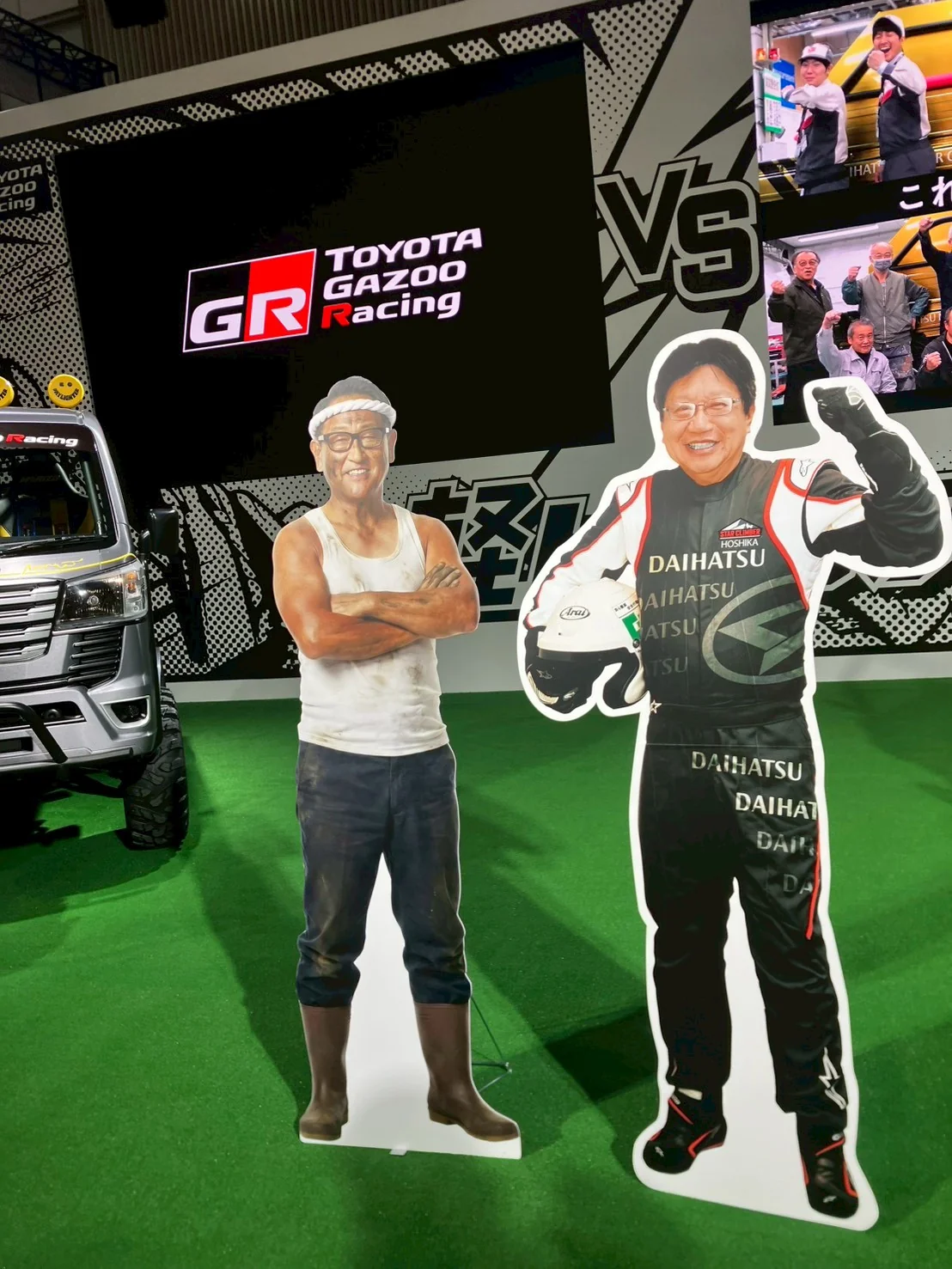 東京オートサロン2026のTOYOTA GAZOO Racingブース。等身大パネルと、オフロード仕様の軽トラックの展示車